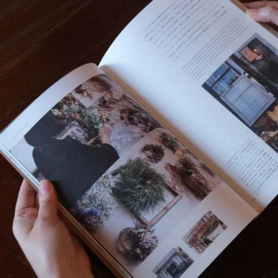本を開いたページ。ドライフラワーやリースのある工房の写真と本文
